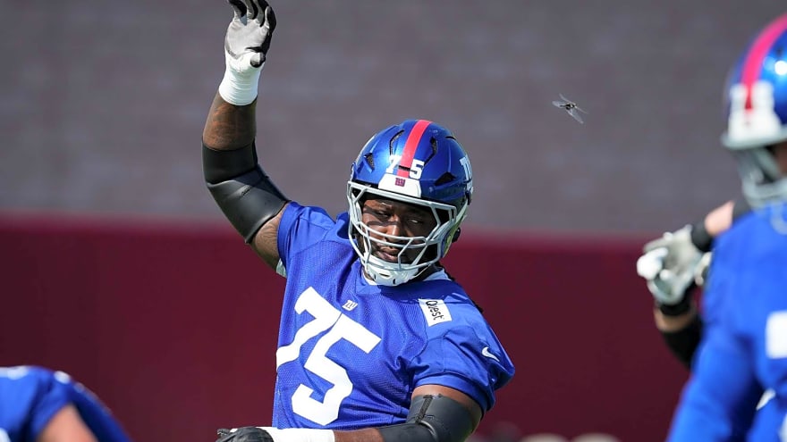 Giants To Re-Sign OL Joshua Ezeudu