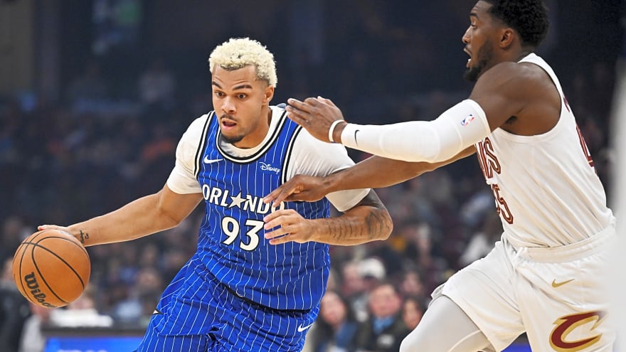 Video: Magic player accidentally blocks own shot with his face