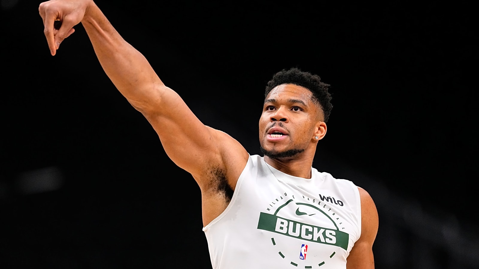 Giannis Antetokounmpo has great reaction to not being traded