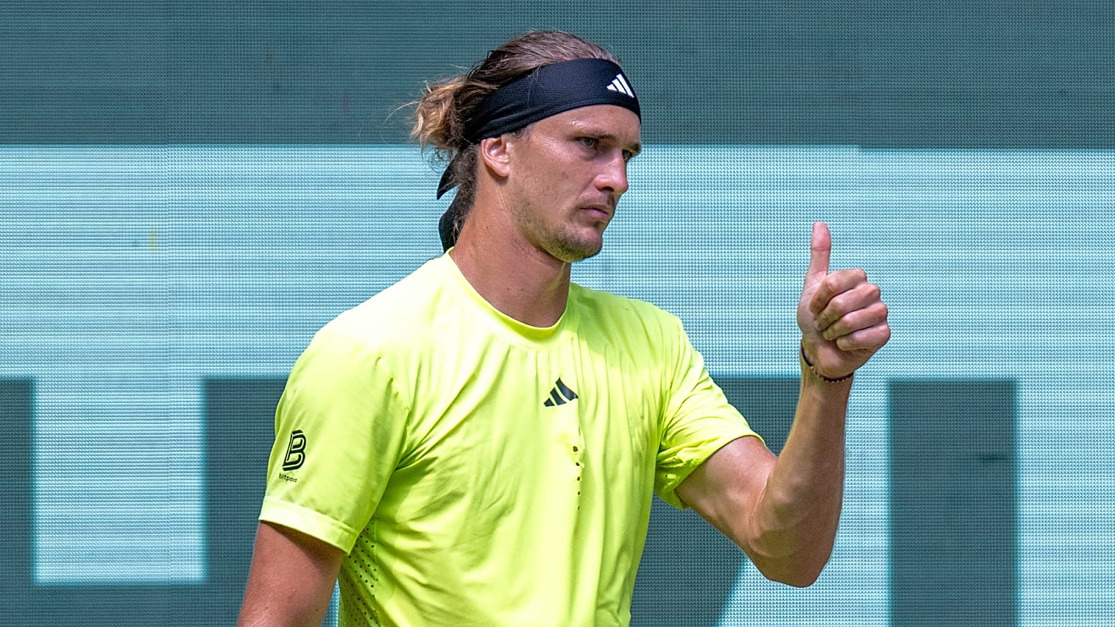 Dramatic scenes at Halle: Advertising board falls into crowd during Alexander Zverev&#39;s victory