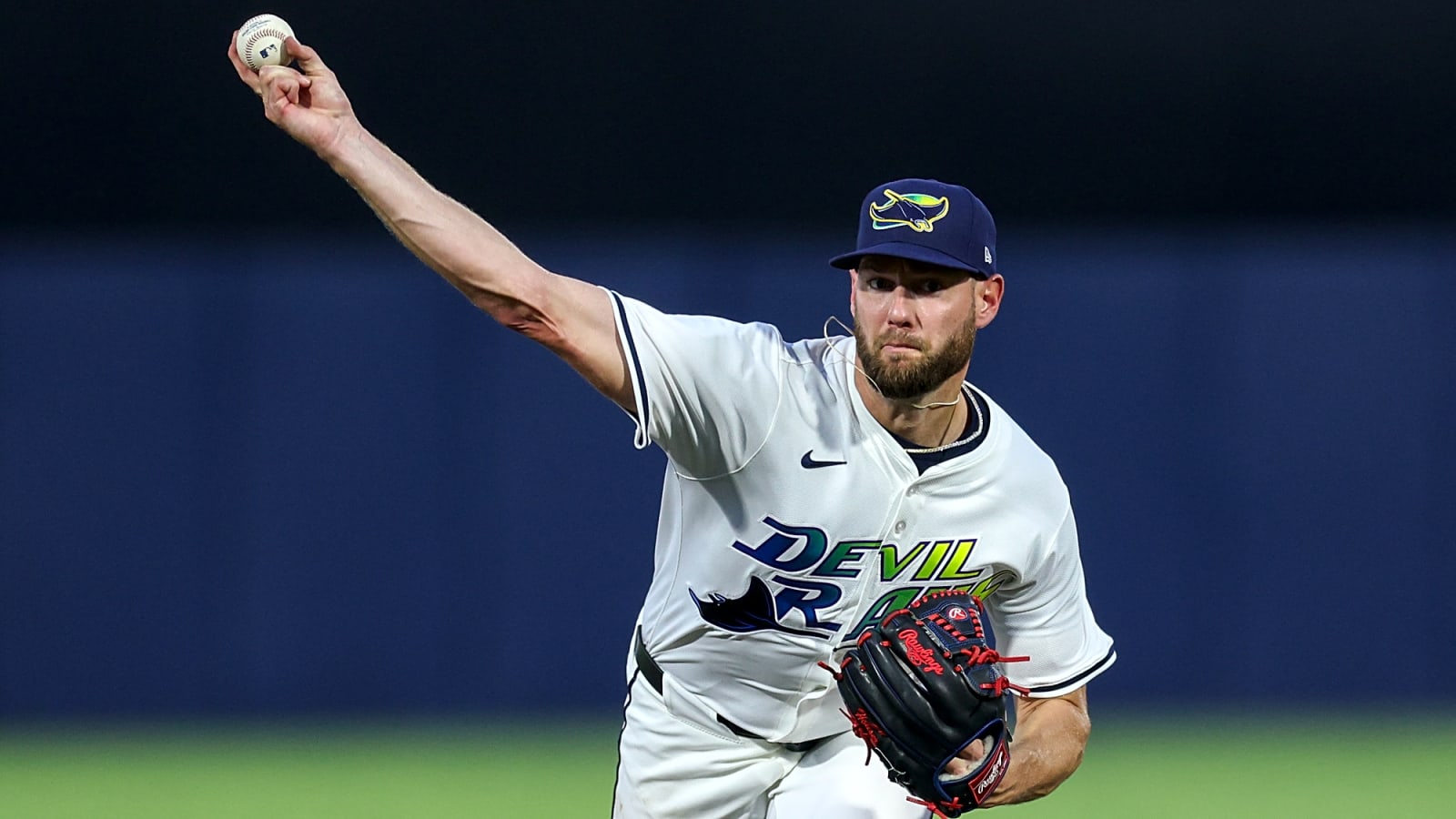 Giants To Sign Adrian Houser