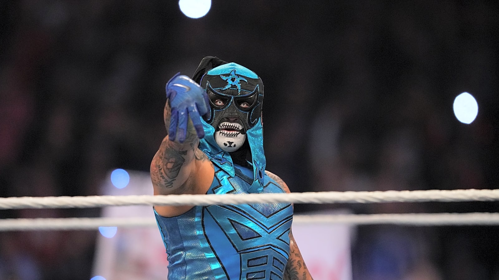 Penta Retains the Men's Intercontinental Title in Wild Ladder Match
