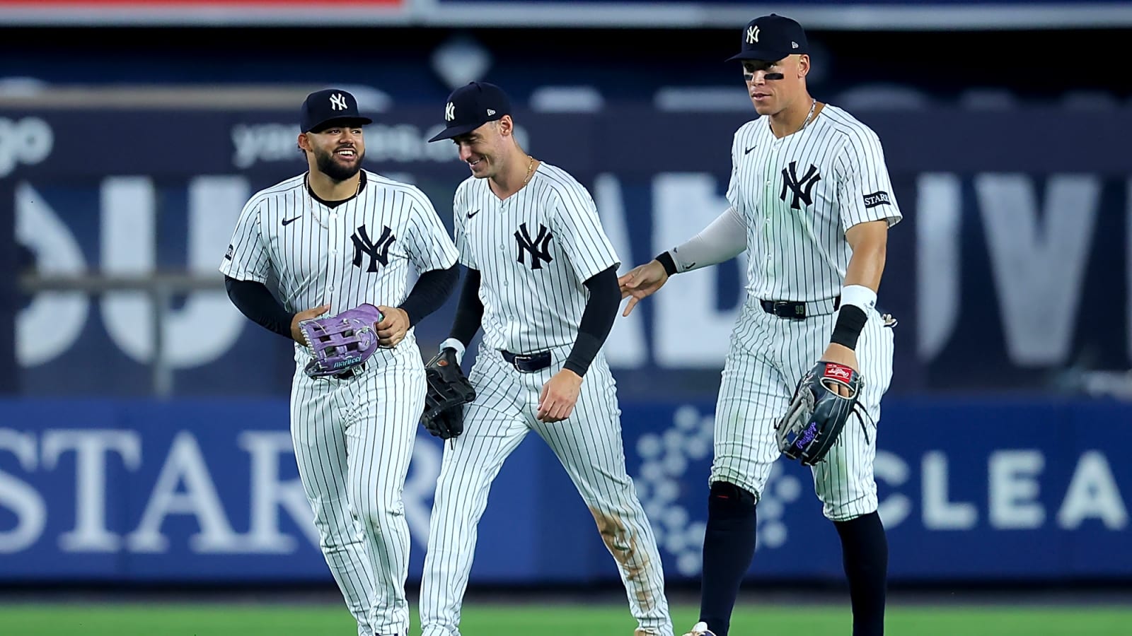 Fan proposes behind home plate during Yankees-Mariners game