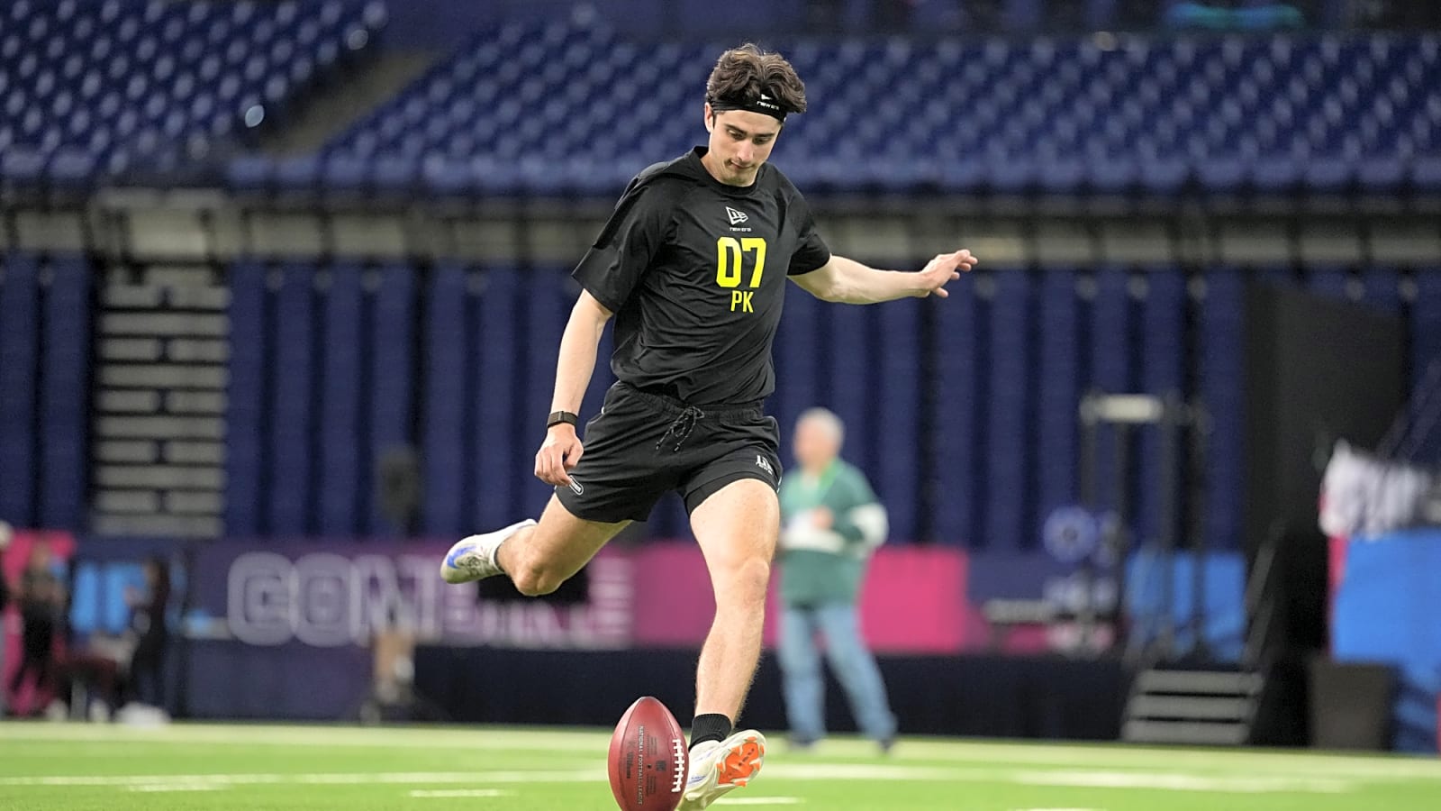 Dominic Zvada Leading Giants’ Kicking Battle