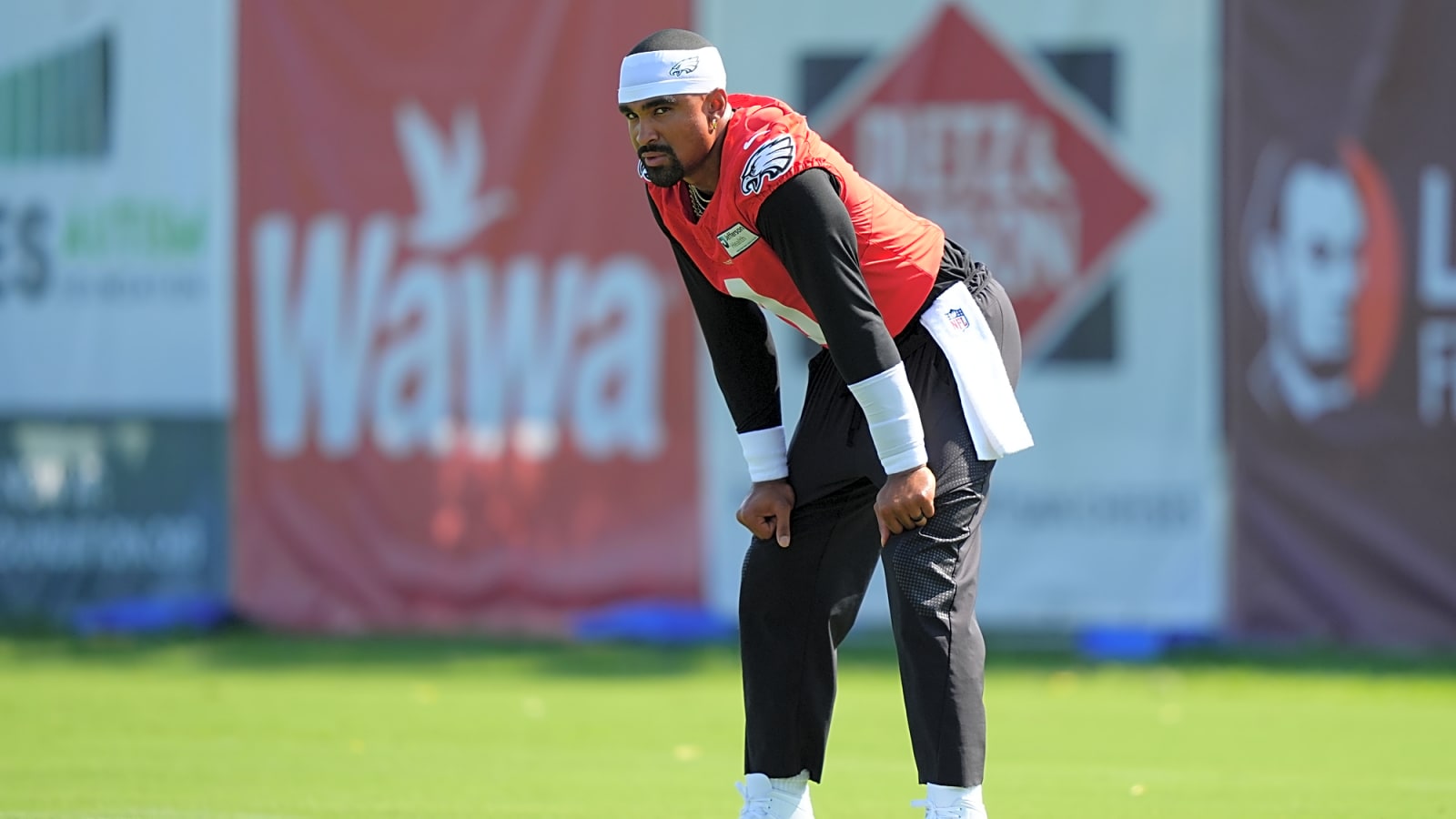 Jalen Hurts throws his first interception of the Eagles&#39; 2025 NFL training camp