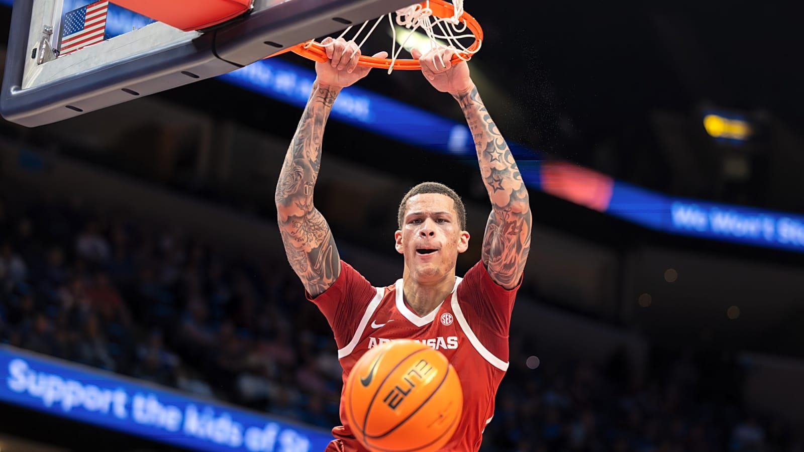 Arkansas’ Trevon Brazile smacks MSU student in the face with dirty towel