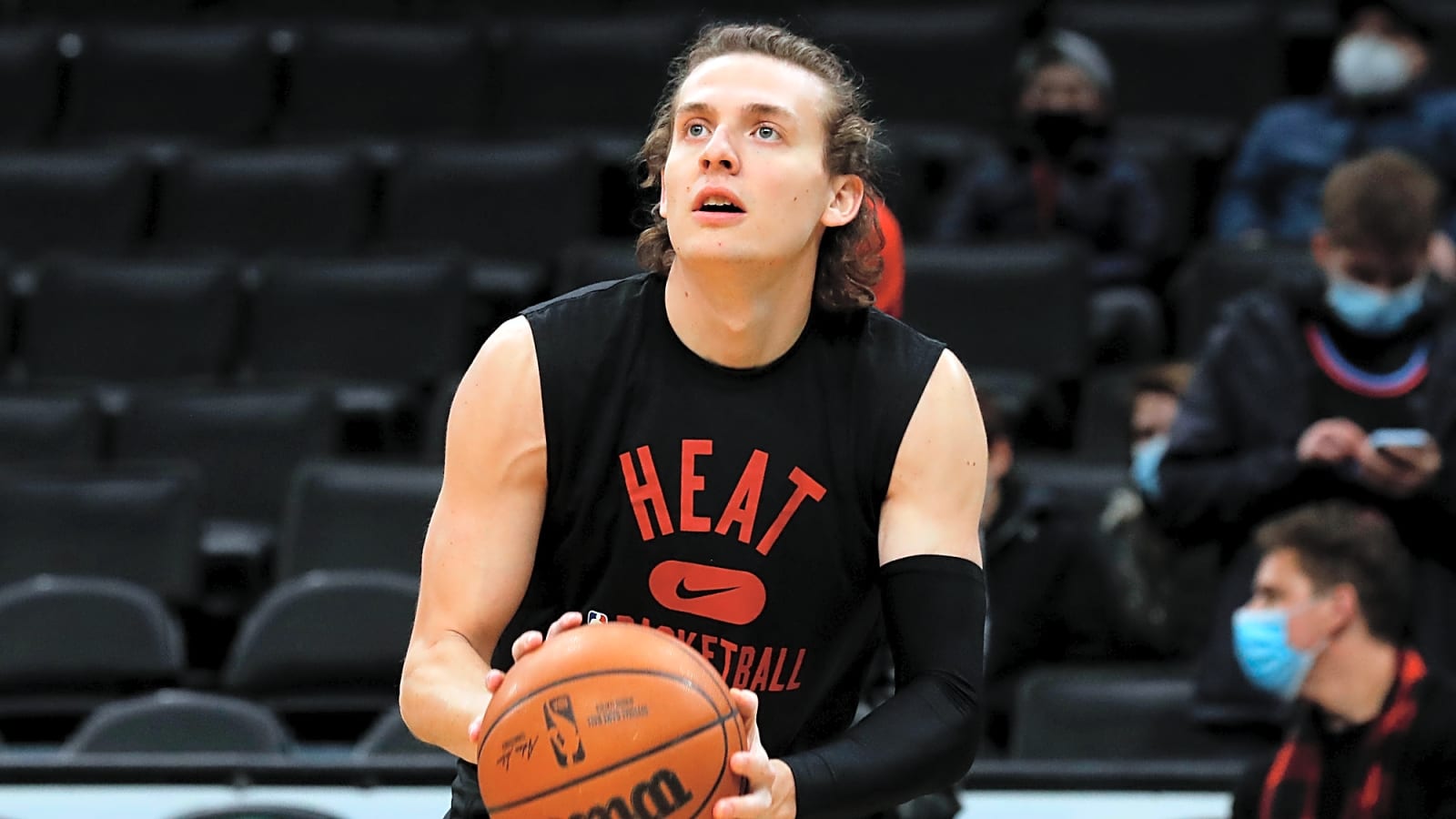 Pacers sign retired NCAA champion after his pickup game highlights turned heads