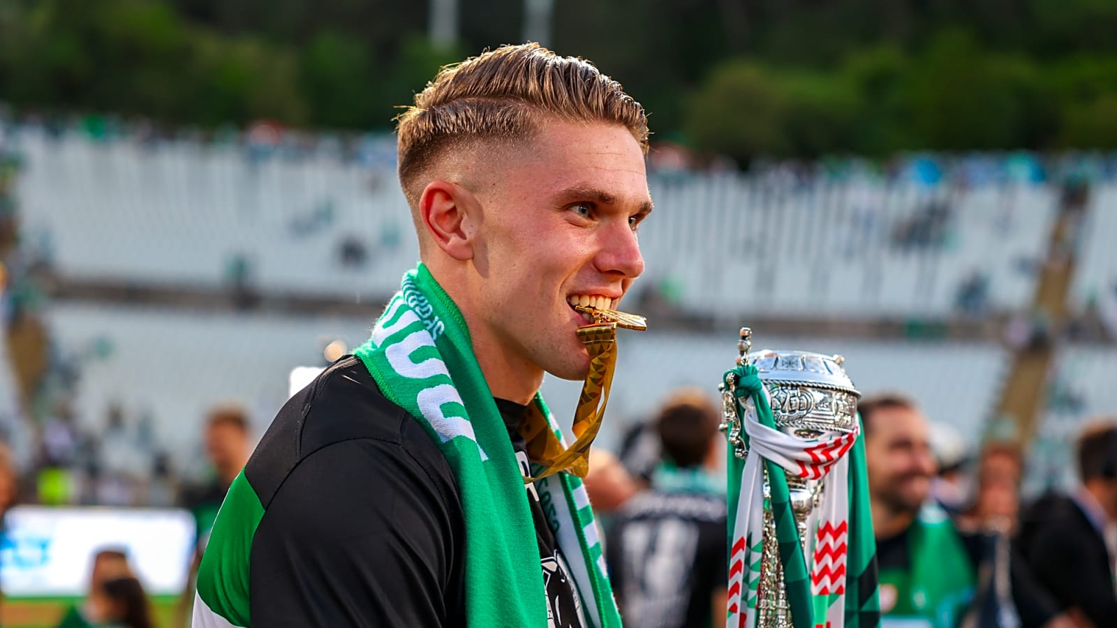 Man Utd battle European rivals as 125g/a megastar demands his club drop his price