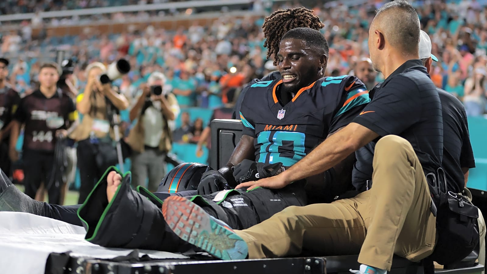 Update emerges on the severity of Tyreek Hill’s leg injury