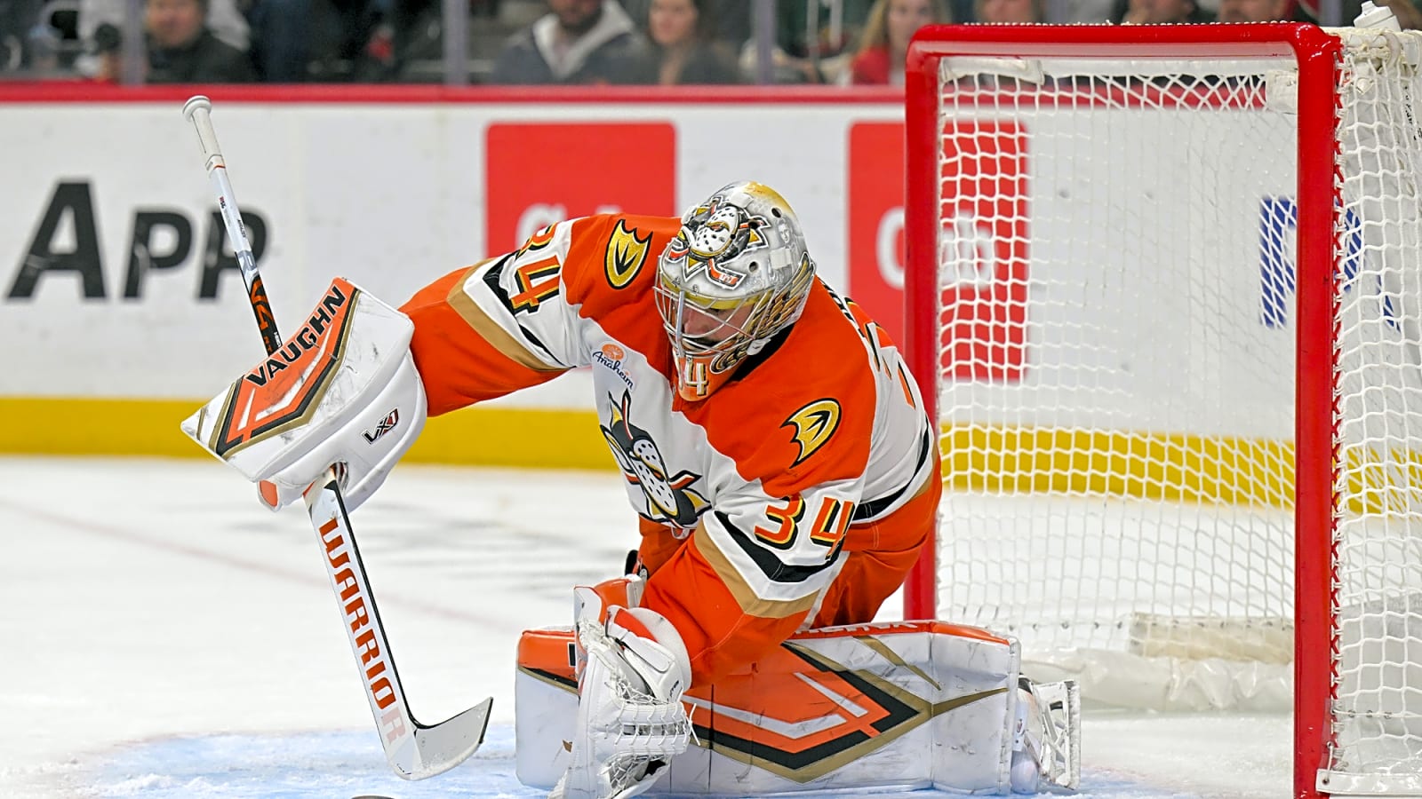 Petr Mrazek Leaves Game Against Blackhawks