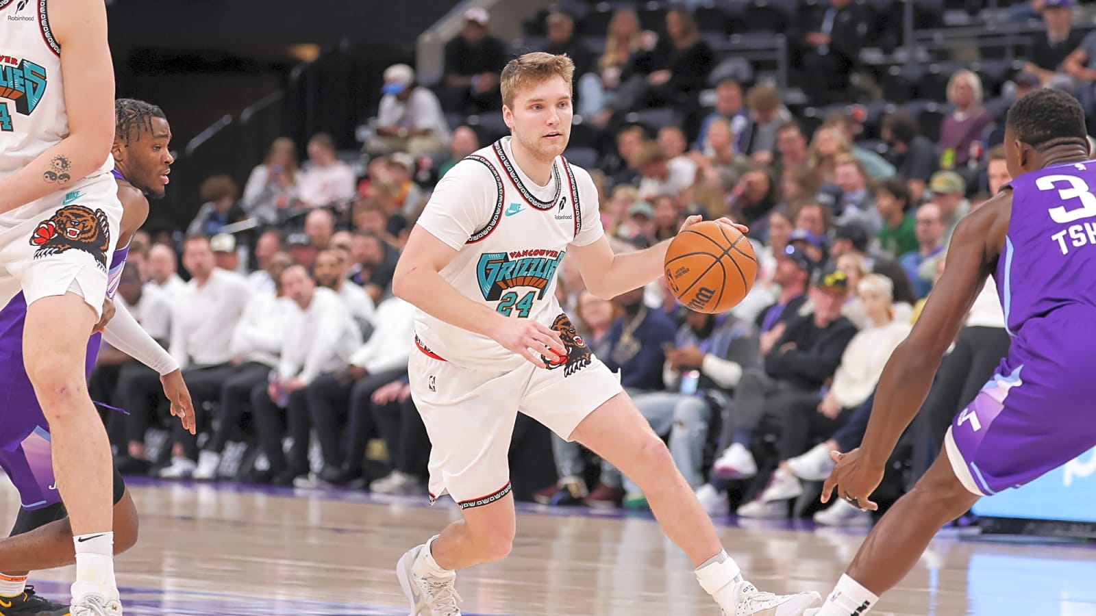 Grizzlies agree to two-year deal with young guard