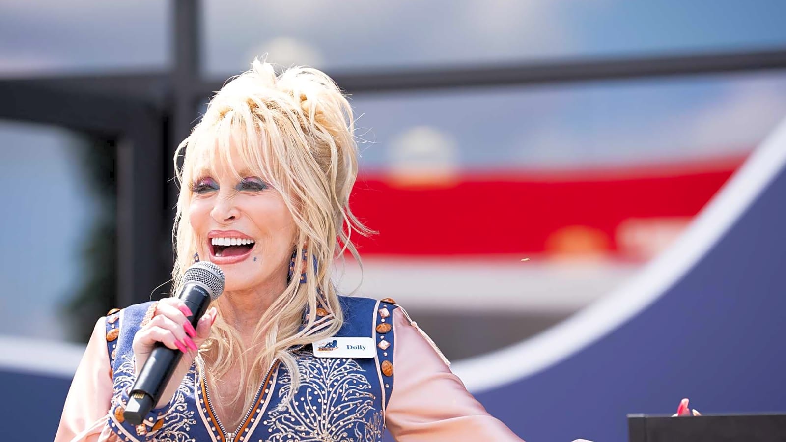 Where Dolly Parton’s Thanksgiving Halftime Show Ranks All Time