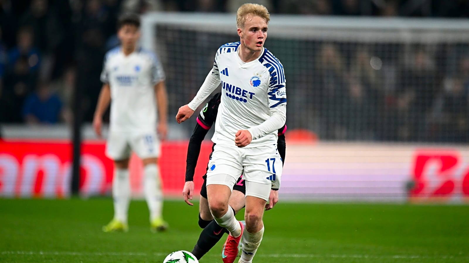 Midfielder sent transfer message regarding 'great club' Tottenham this summer