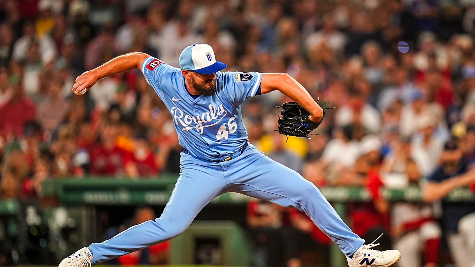 John Schreiber throws a fast pitch against the Red Sox.