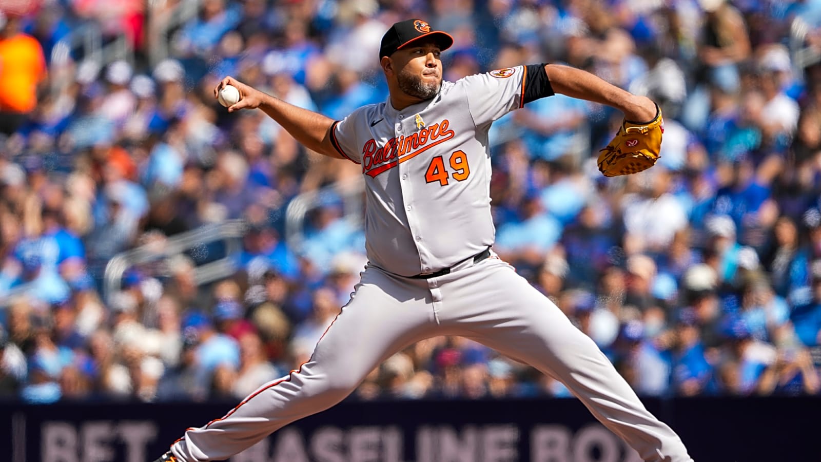 Orioles To Select Albert Suárez