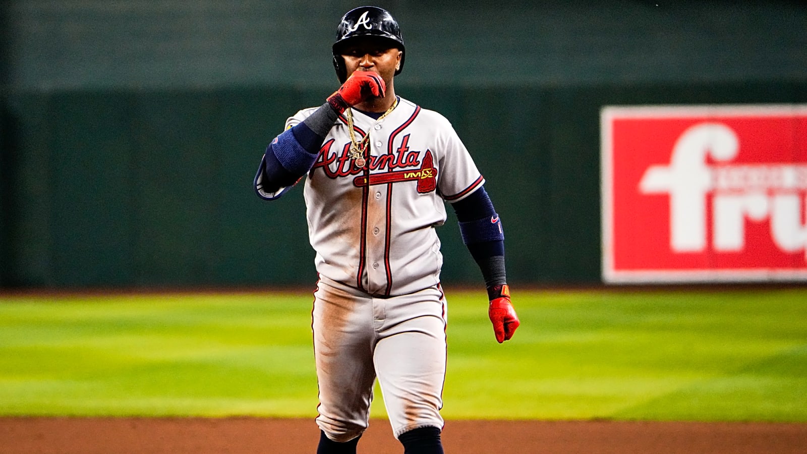 Ozzie Albies pulls a disrespectful move on umpire during game