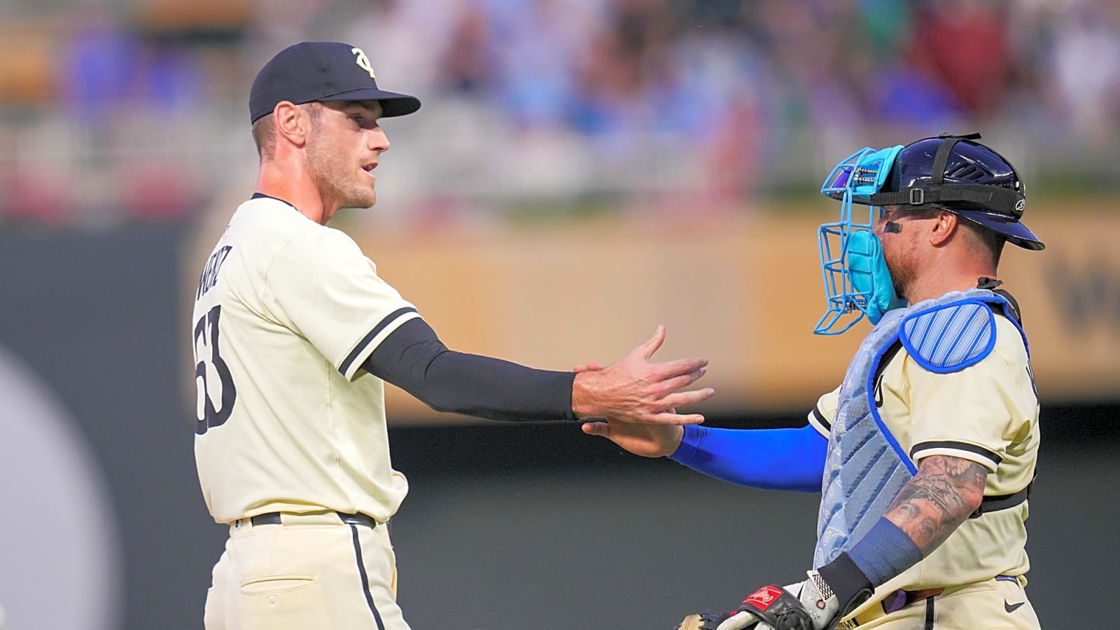 Braves bring back old friend for pitching depth