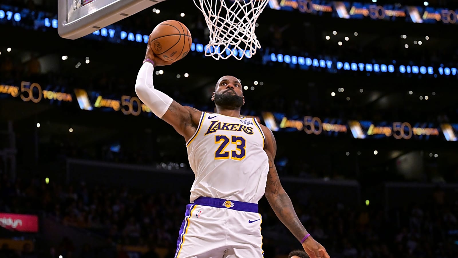 Lakers crowd serenaded LeBron James with fitting song during his birthday chalk toss