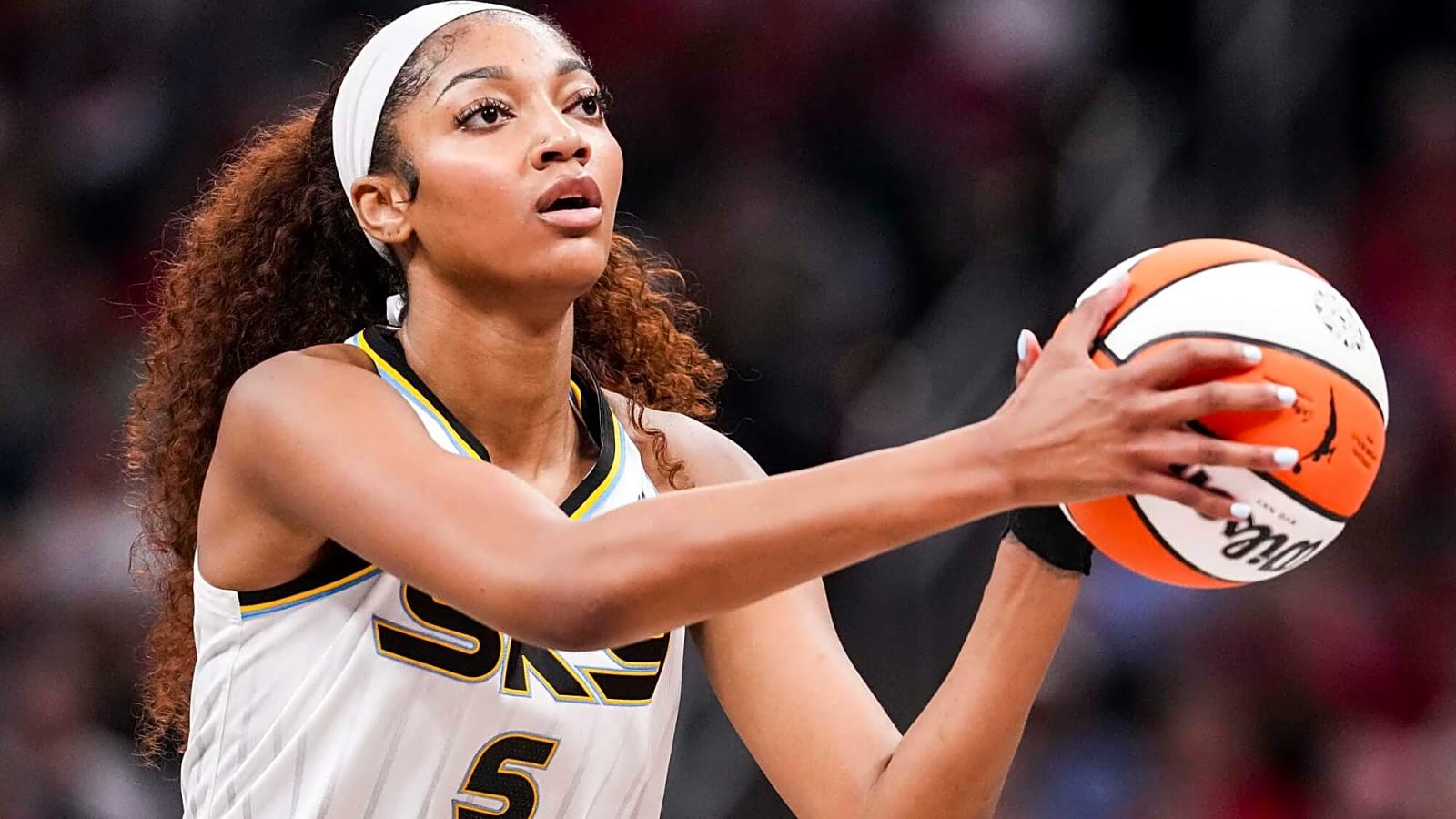 Angel Reese Nearly Fights Caitlin Clark After Controversial Foul