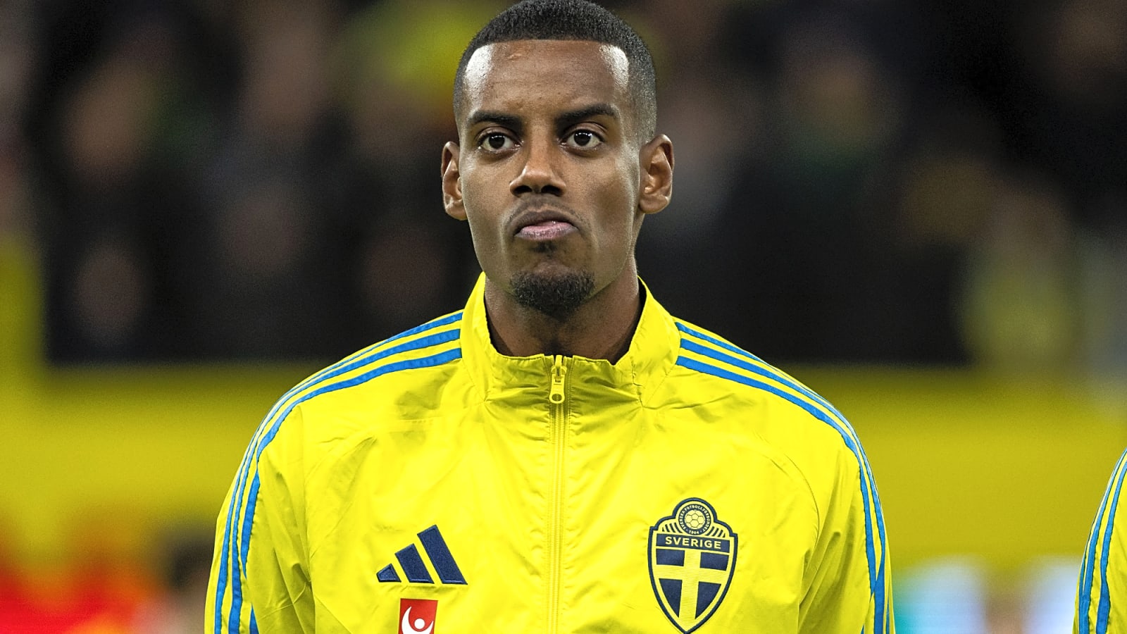 Reports: How much will Isak earn per week at Liverpool and how it compares to Salah and Van Dijk