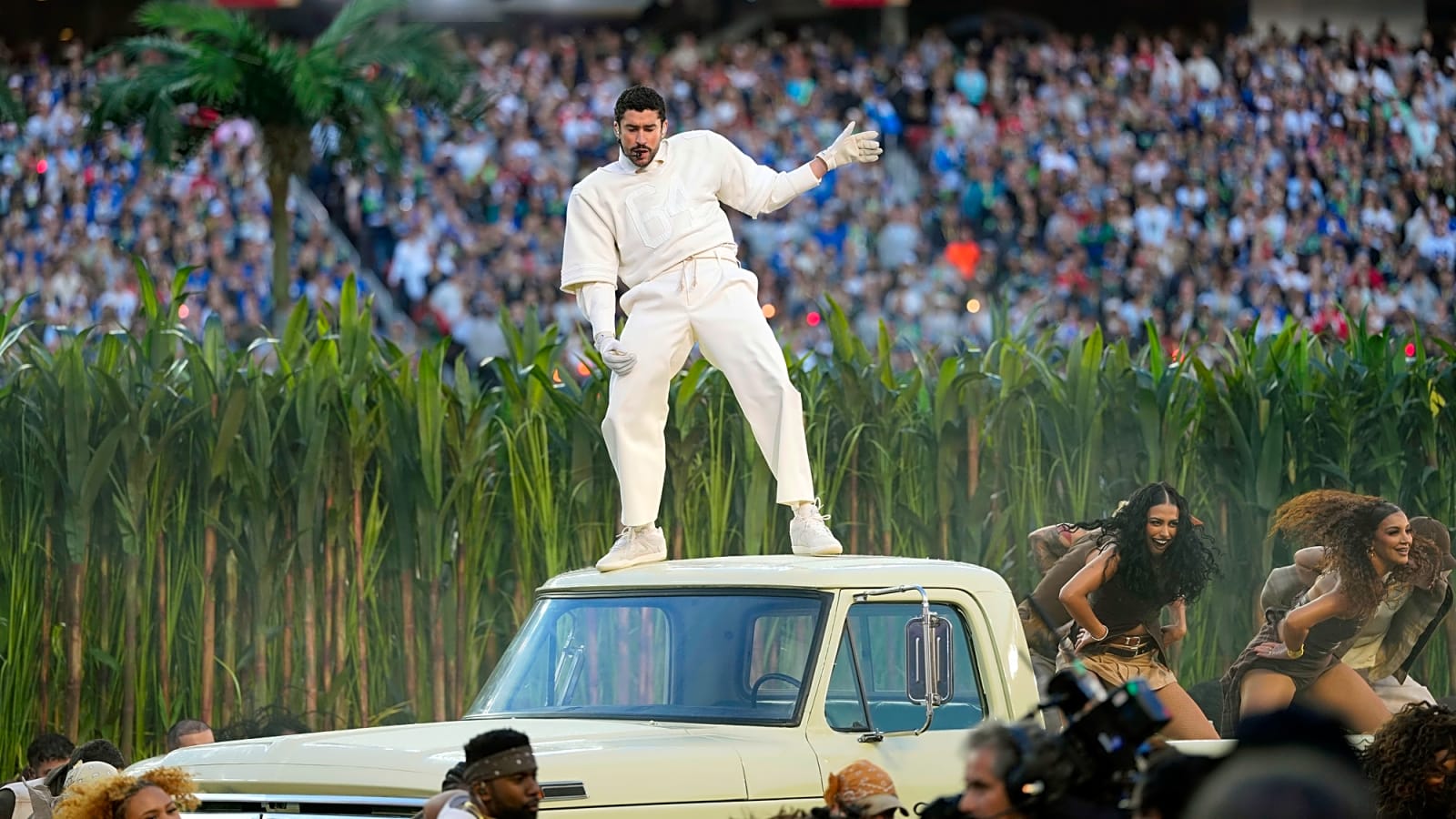 Cristiano Ronaldo fans won't like Bad Bunny's gesture toward Lionel Messi