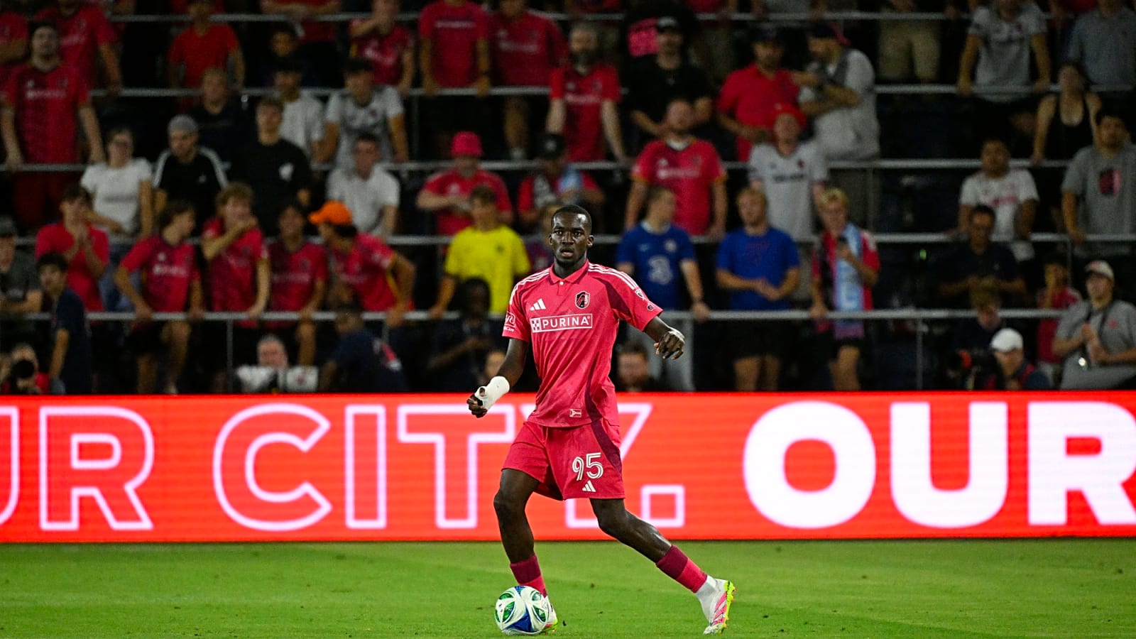 Manchester United decide to sell defender after eight years