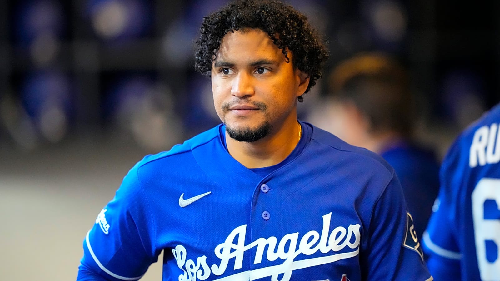 Dodgers to re-sign Santiago Espinal