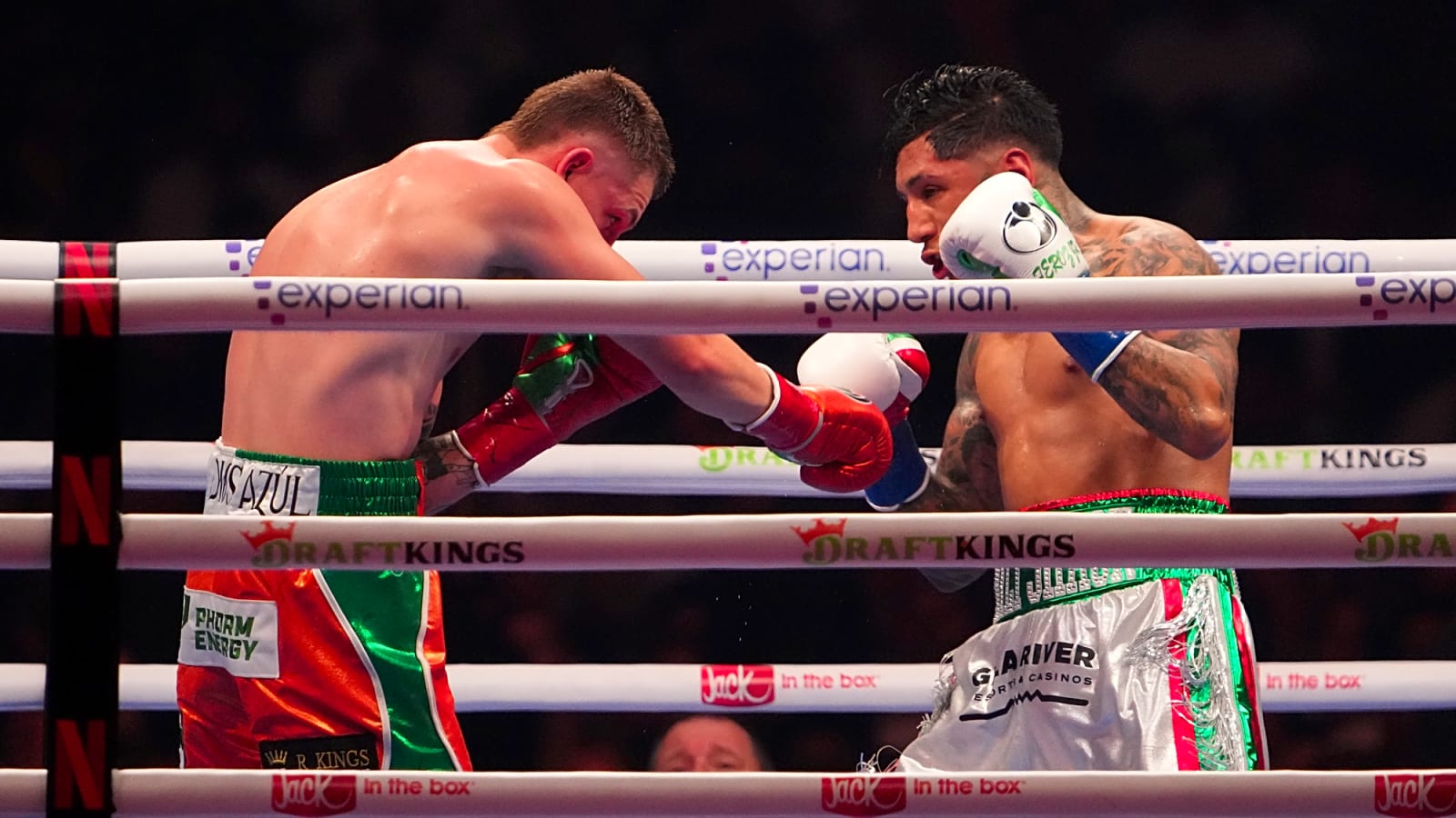 Callum Walsh Deals Fernando Vargas Jr. His First Defeat at Allegiant Stadium