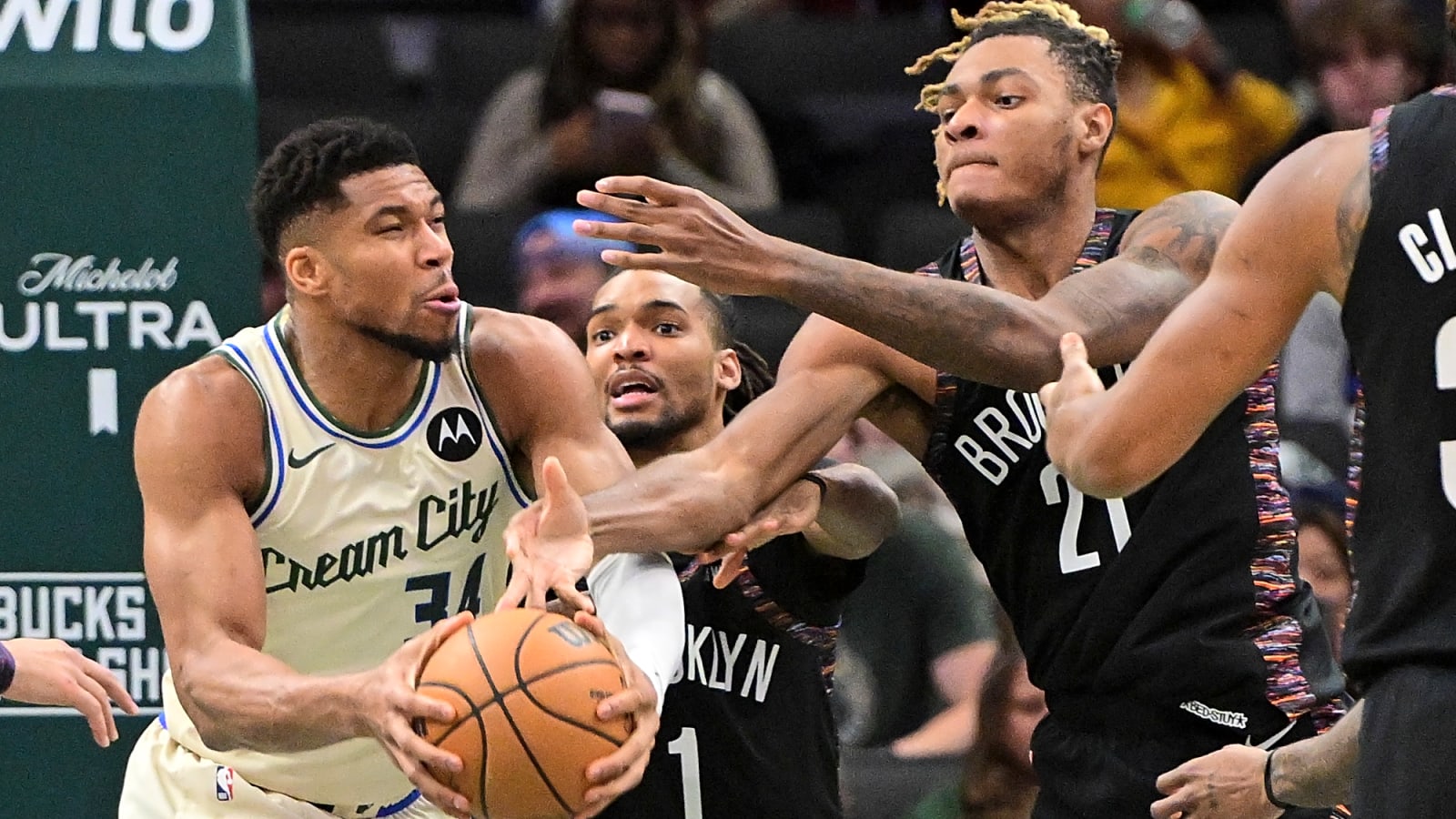 Bucks’ Giannis Antetokounmpo reportedly requested trade before season