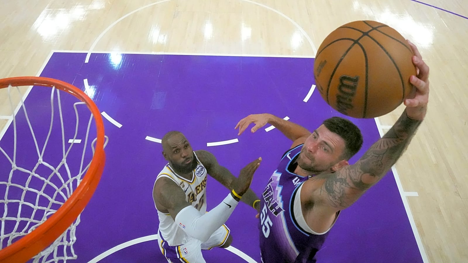 Knicks signing John Konchar to one-year deal