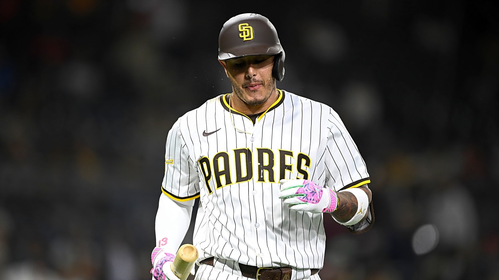 Manny Machado caught on video directing obscene gesture toward fan