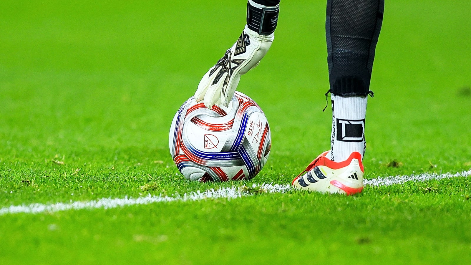 Toulouse defender monitored by Manchester United