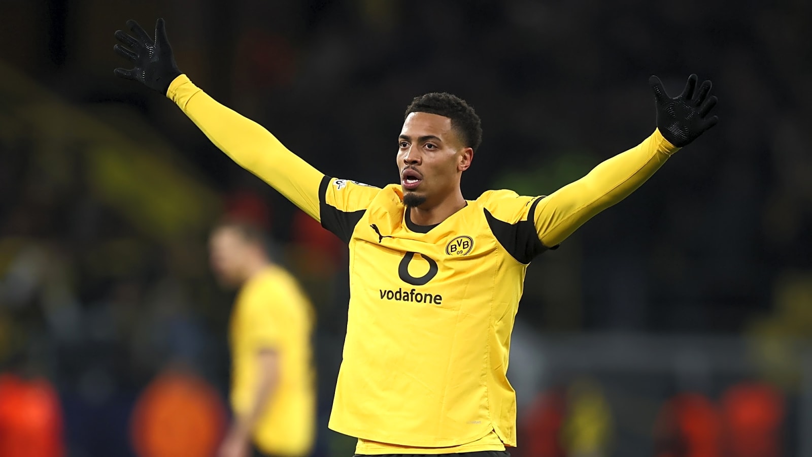 Midfielder who ‘dreams’ of Premier League move is wanted by Man City and Man United