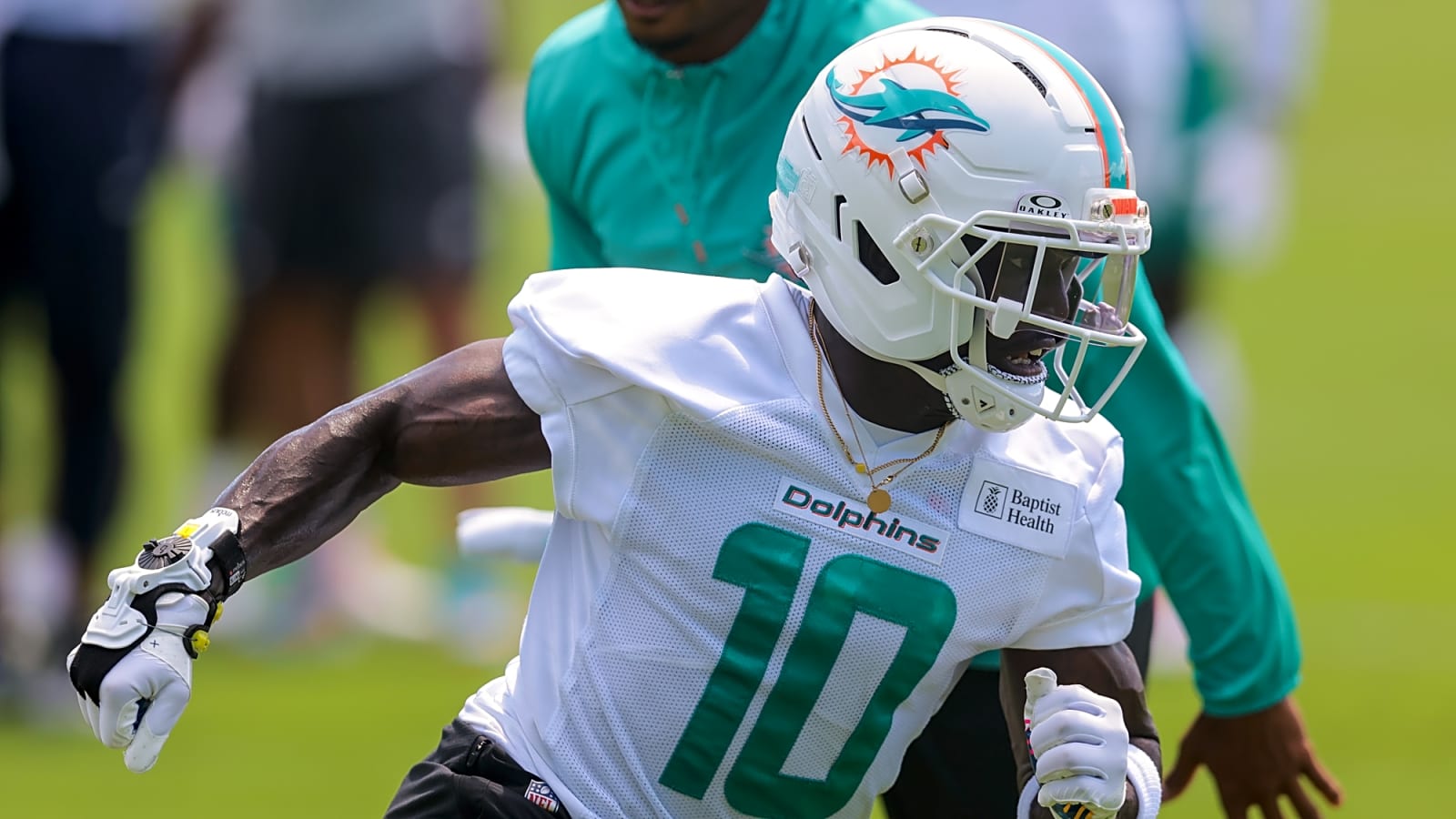 Tyreek Hill guarantees he'll convince disgruntled Dolphins star to stay in Miami
