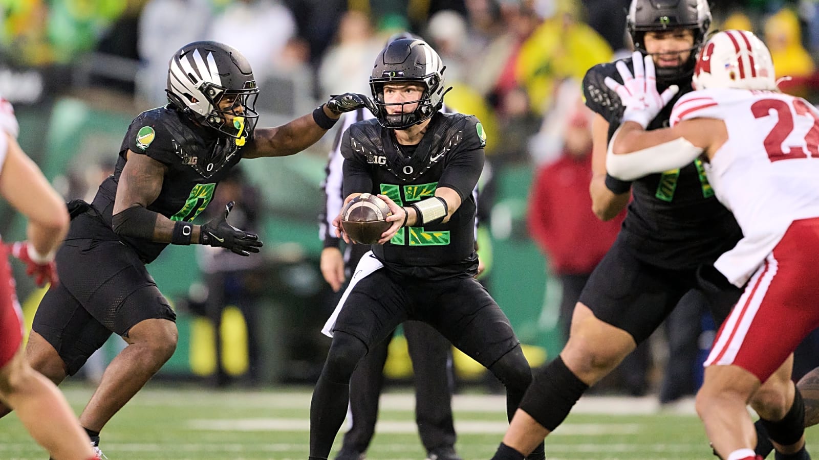 A familiar face, a young wide receiver and a surprising passer lead the way in this week's Oregon Duck's stock report