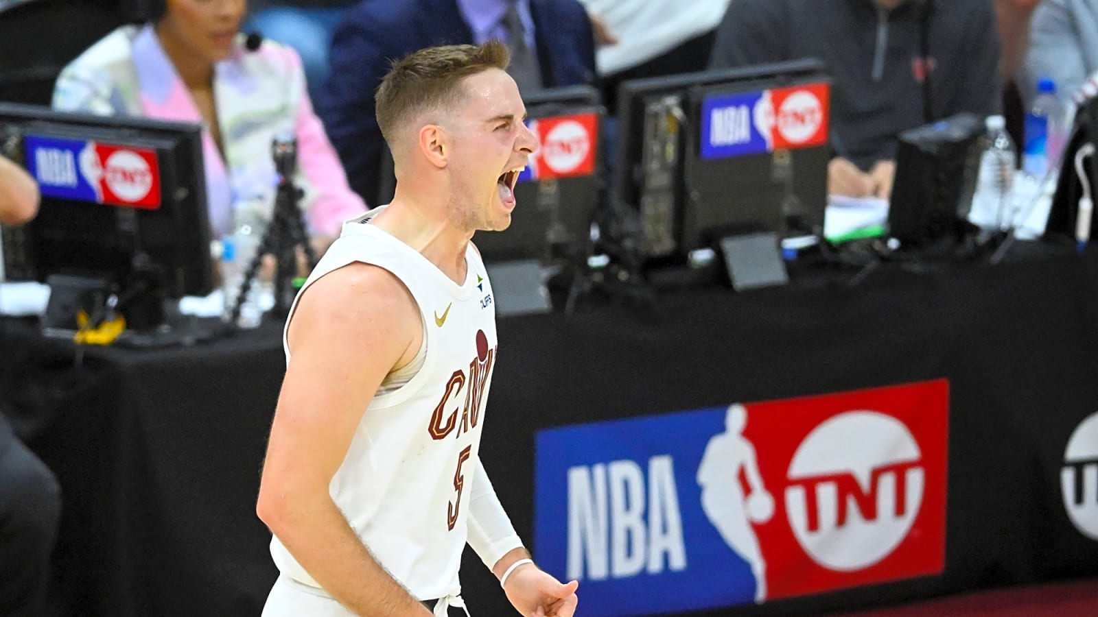 Cavs agree to four-year deal with championship-winning guard