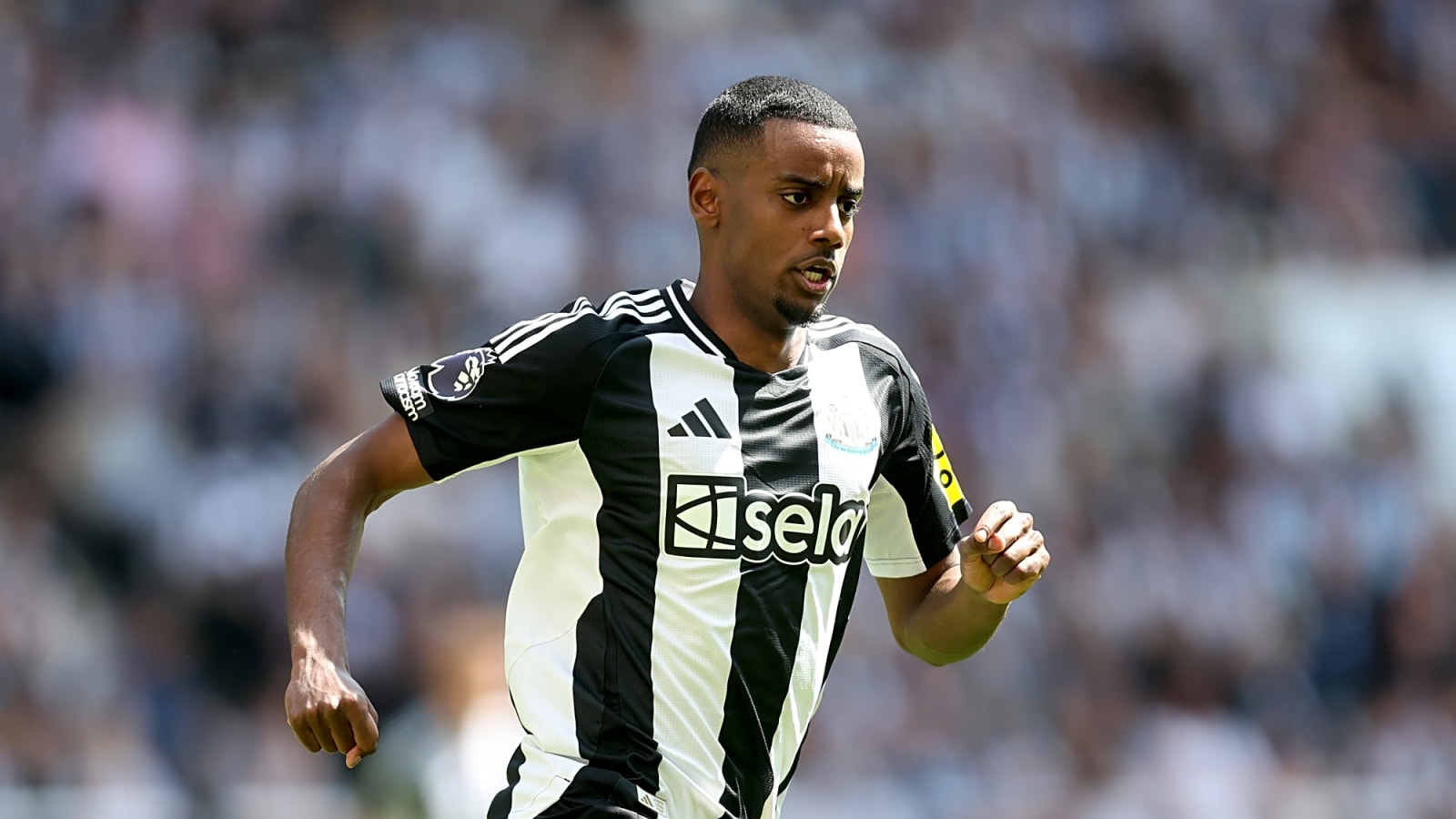 ‘The most likely scenario is…’ – Football finance expert makes Alexander Isak transfer prediction