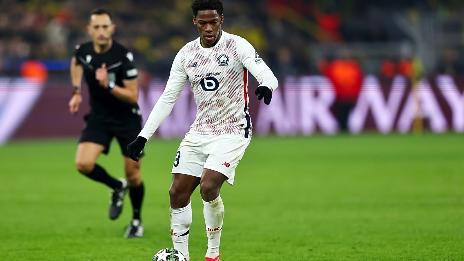 Arsenal and Liverpool contact ‘defensive striker’ but he prefers a move to Barcelona