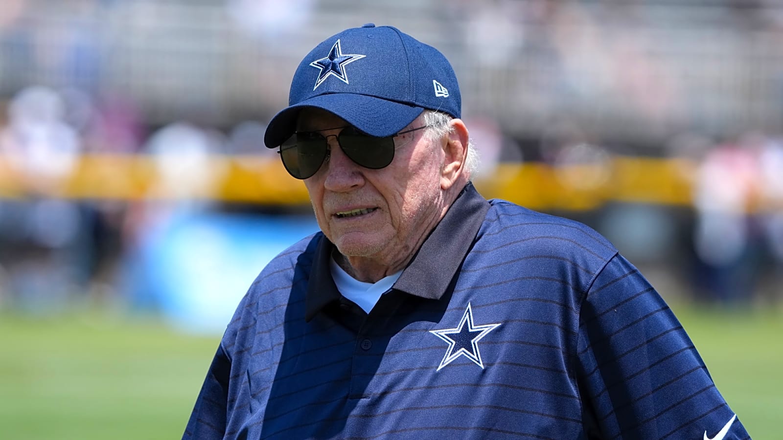 Dallas Cowboys fans heckle Jerry Jones&#39; speech with an extremely reasonable request at training camp practice