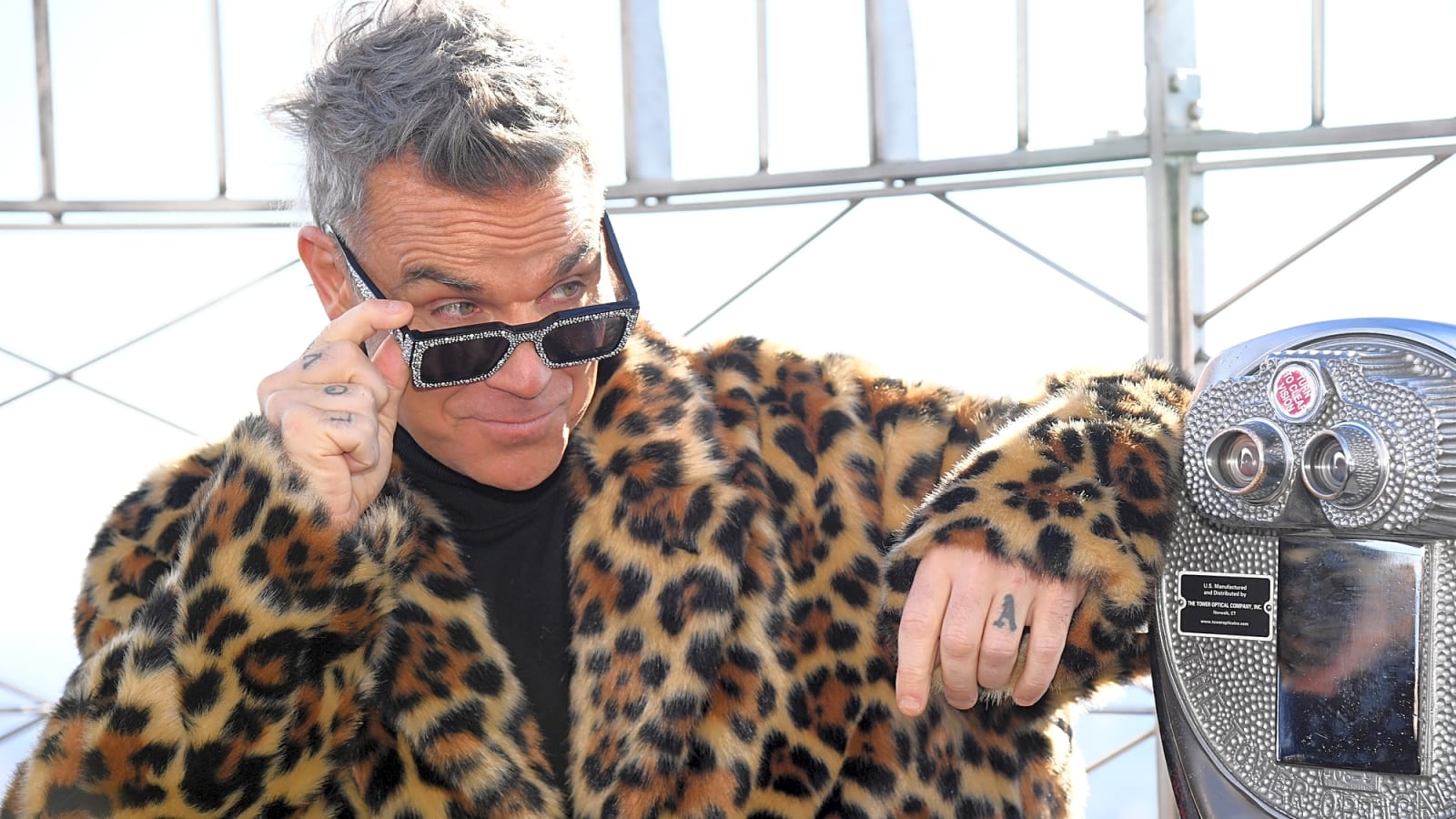 Robbie Williams fires shots at Arsenal with Tottenham jab at the Emirates