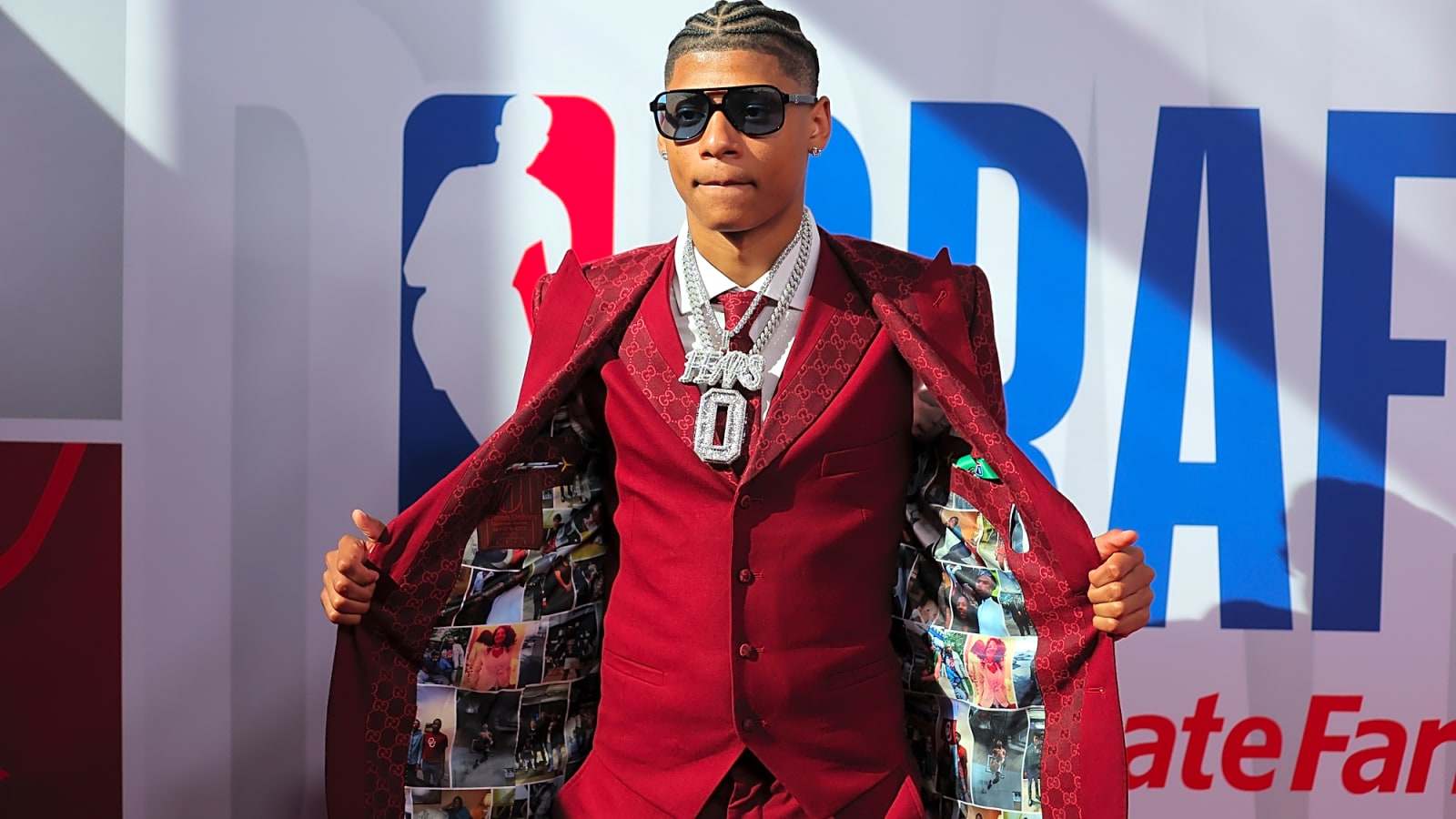 Jeremiah Fears shows off burgundy suit, massive No. 0 chain prior to NBA Draft