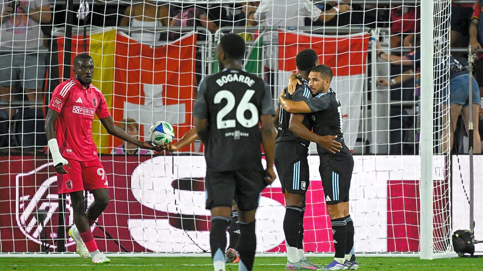 29-year-old PL attacker backed to join Manchester United this summer