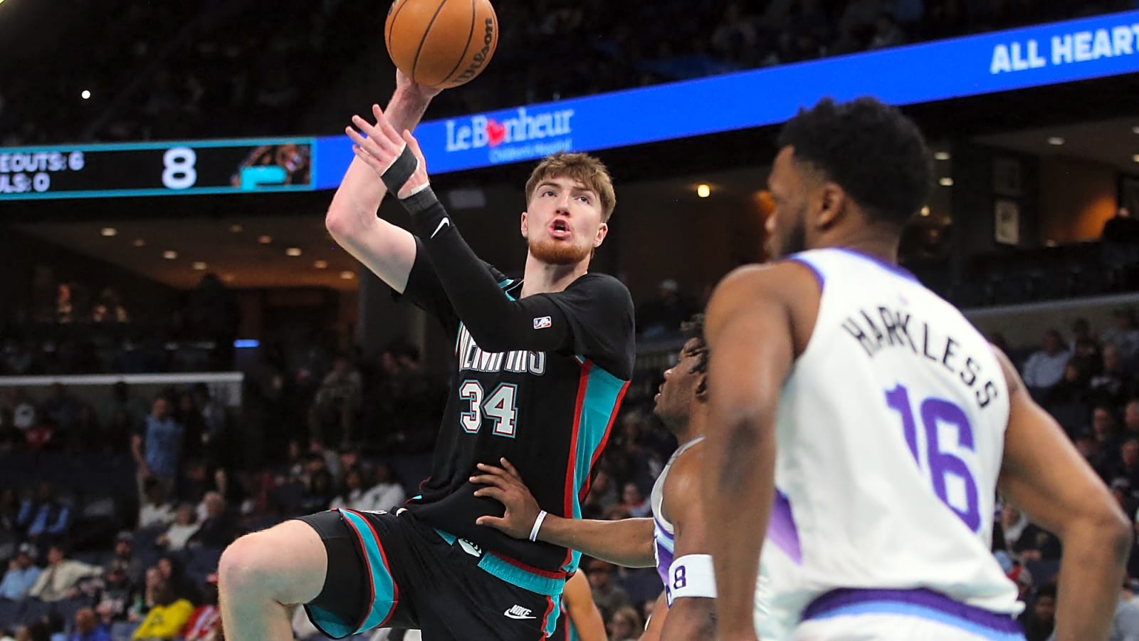 Lakers agree to deal with former Grizzlies center