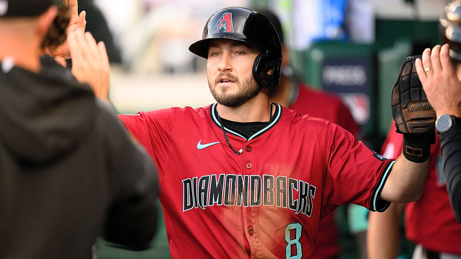 Reds sign veteran utilityman Garrett Hampson to big league deal