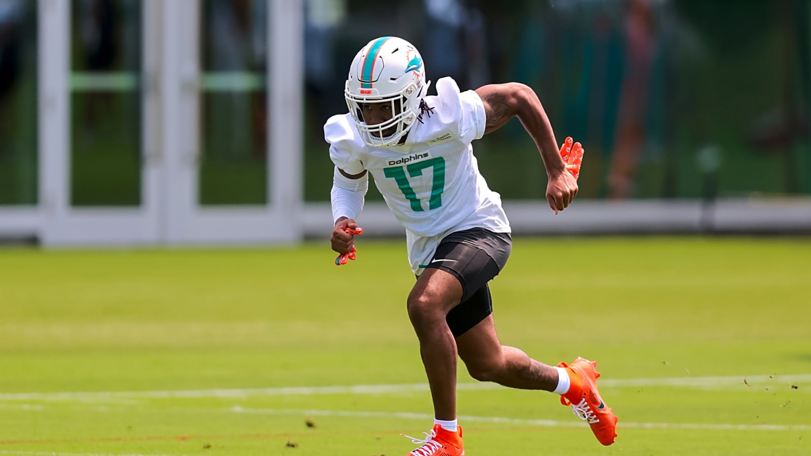 Dolphins’ Jaylen Waddle Aims for Bounce-Back Season in 2025
