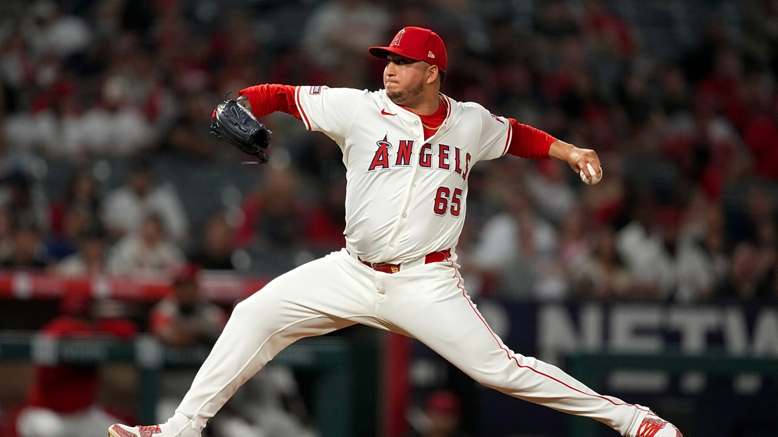 Angels select contract of veteran lefty