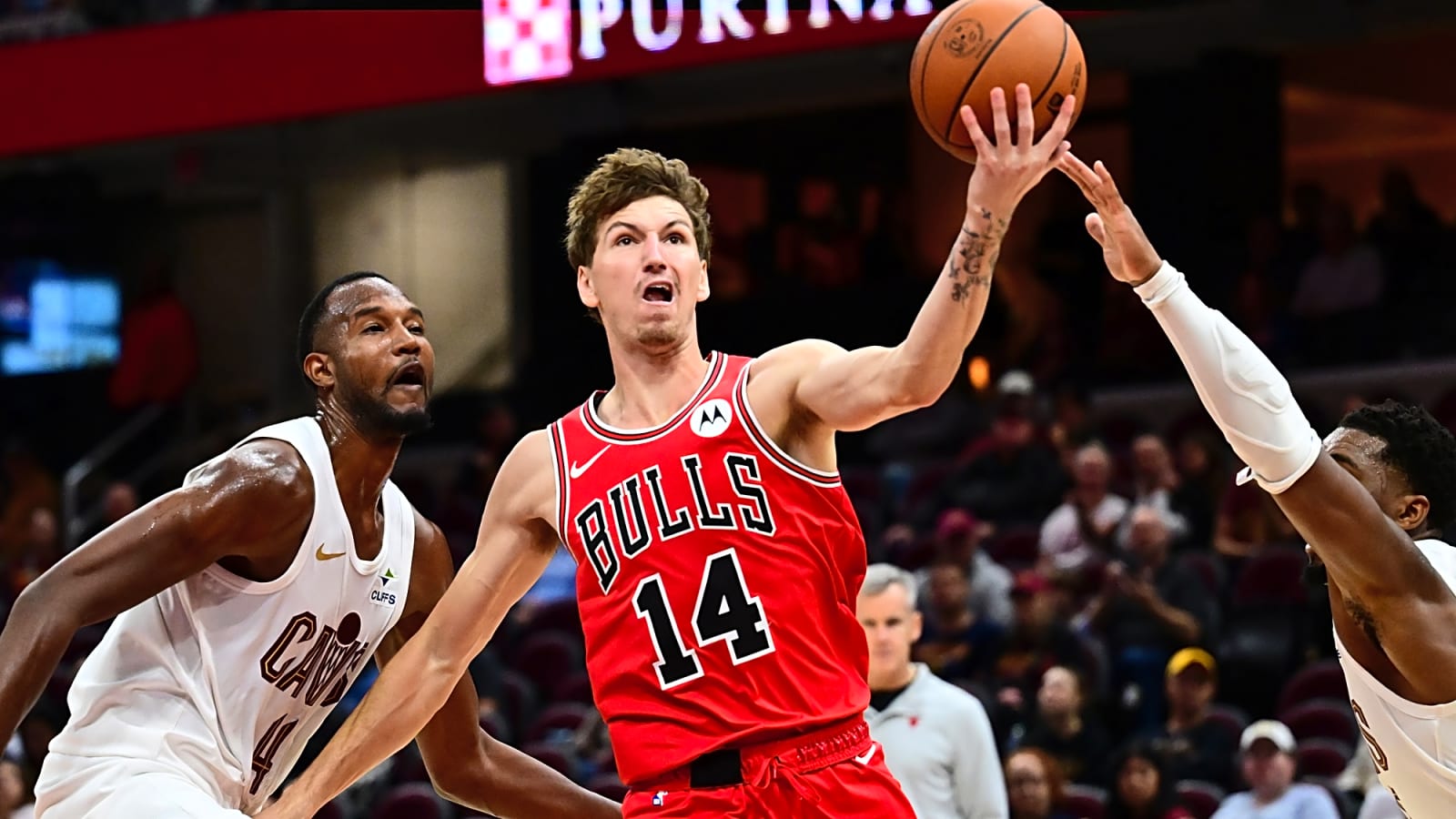 Bulls Edge Cavaliers 118-117 in Preseason Thriller: Buzelis and Collins Shine