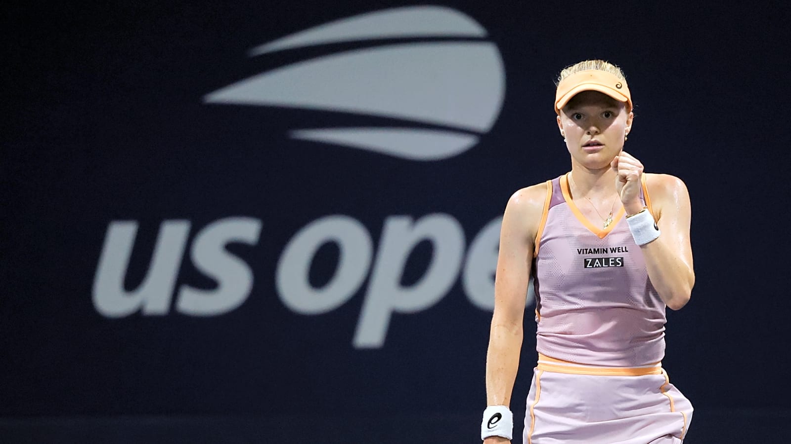 Harriet Dart asks umpire bizarrely if opponent could put some deodorant on before losing match