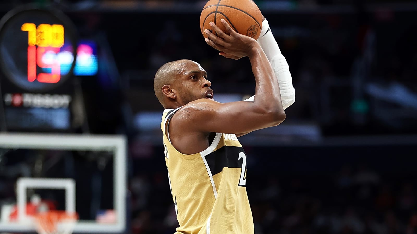 NBA Notes: Mavericks, Khris Middleton, Clippers, Kawhi Leonard, Suns