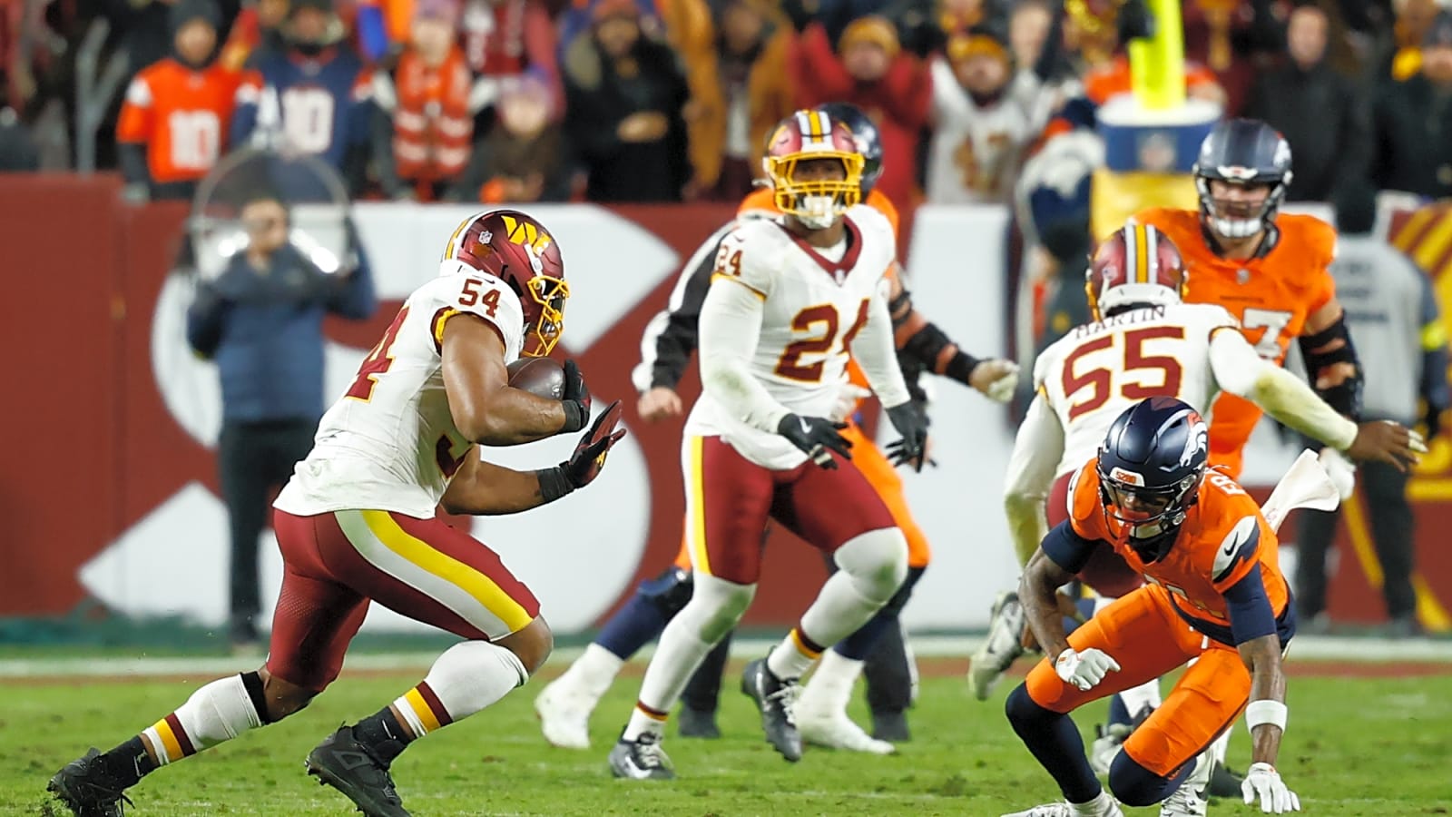 Commanders FA LB Bobby Wagner To Play 15th Season